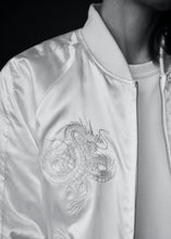 Cargar imagen en el visor de la galería, Sukajan Japanese Jacket Satin White on White Dragon